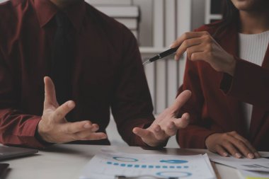 Hesap makinesi ve dizüstü bilgisayarı kullanarak ahşap masa, vergi, muhasebe, istatistik ve analitik araştırma konseptine matematik finansmanı sağlayan İş kadını kapat