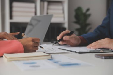 Hesap makinesi ve dizüstü bilgisayarı kullanarak ahşap masa, vergi, muhasebe, istatistik ve analitik araştırma konseptine matematik finansmanı sağlayan İş kadını kapat