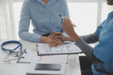 Genç bir kadın kalp ve akciğer kontrolü için kliniğe geliyor. Modern tıp bürosunda masasında oturan, steteskop tutan, hastanın nefesini ya da kalp atışlarını dinleyen ve gülümseyen dost canlısı bir bayan doktor.