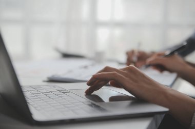Sağlık hastanesinde doktorlar, hemşire ya da dizüstü bilgisayar takım çalışması, tıbbi araştırma ya da cerrahi planlama. İşbirliği yardımı ya da hayat sigortası uygulaması için teknolojide konuşan, düşünen ya da sağlık hizmetlerinde çalışan kadınlar
