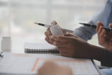 Sağlık hastanesinde doktorlar, hemşire ya da dizüstü bilgisayar takım çalışması, tıbbi araştırma ya da cerrahi planlama. İşbirliği yardımı ya da hayat sigortası uygulaması için teknolojide konuşan, düşünen ya da sağlık hizmetlerinde çalışan kadınlar