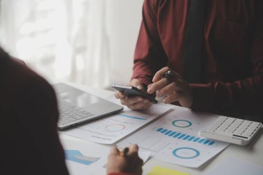 Hesap makinesi ve dizüstü bilgisayarı kullanarak ahşap masa, vergi, muhasebe, istatistik ve analitik araştırma konseptine matematik finansmanı sağlayan İş kadını kapat