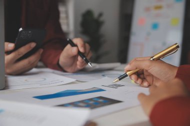 Hesap makinesi ve dizüstü bilgisayarı kullanarak ahşap masa, vergi, muhasebe, istatistik ve analitik araştırma konseptine matematik finansmanı sağlayan İş kadını kapat