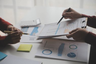 Hesap makinesi ve dizüstü bilgisayarı kullanarak ahşap masa, vergi, muhasebe, istatistik ve analitik araştırma konseptine matematik finansmanı sağlayan İş kadını kapat