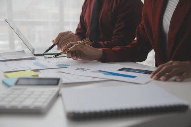 Hesap makinesi ve dizüstü bilgisayarı kullanarak ahşap masa, vergi, muhasebe, istatistik ve analitik araştırma konseptine matematik finansmanı sağlayan İş kadını kapat