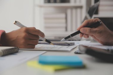 Hesap makinesi ve dizüstü bilgisayarı kullanarak ahşap masa, vergi, muhasebe, istatistik ve analitik araştırma konseptine matematik finansmanı sağlayan İş kadını kapat