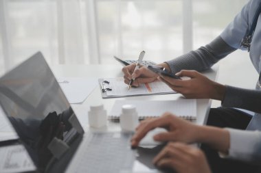Sağlık hastanesinde doktorlar, hemşire ya da dizüstü bilgisayar takım çalışması, tıbbi araştırma ya da cerrahi planlama. İşbirliği yardımı ya da hayat sigortası uygulaması için teknolojide konuşan, düşünen ya da sağlık hizmetlerinde çalışan kadınlar