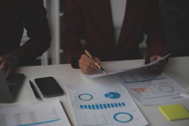 Hesap makinesi ve dizüstü bilgisayarı kullanarak ahşap masa, vergi, muhasebe, istatistik ve analitik araştırma konseptine matematik finansmanı sağlayan İş kadını kapat