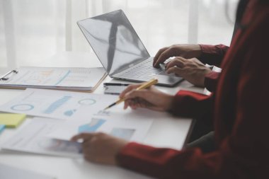 Hesap makinesi ve dizüstü bilgisayarı kullanarak ahşap masa, vergi, muhasebe, istatistik ve analitik araştırma konseptine matematik finansmanı sağlayan İş kadını kapat