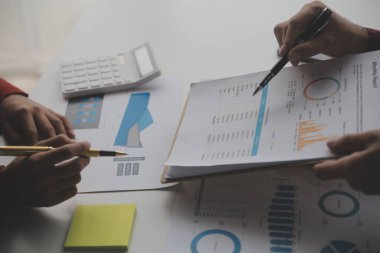 Hesap makinesi ve dizüstü bilgisayarı kullanarak ahşap masa, vergi, muhasebe, istatistik ve analitik araştırma konseptine matematik finansmanı sağlayan İş kadını kapat