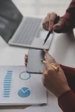 Hesap makinesi ve dizüstü bilgisayarı kullanarak ahşap masa, vergi, muhasebe, istatistik ve analitik araştırma konseptine matematik finansmanı sağlayan İş kadını kapat