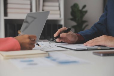 Hesap makinesi ve dizüstü bilgisayarı kullanarak ahşap masa, vergi, muhasebe, istatistik ve analitik araştırma konseptine matematik finansmanı sağlayan İş kadını kapat