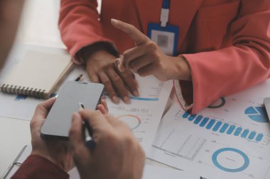 Hesap makinesi ve dizüstü bilgisayarı kullanarak ahşap masa, vergi, muhasebe, istatistik ve analitik araştırma konseptine matematik finansmanı sağlayan İş kadını kapat