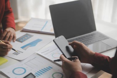 Hesap makinesi ve dizüstü bilgisayarı kullanarak ahşap masa, vergi, muhasebe, istatistik ve analitik araştırma konseptine matematik finansmanı sağlayan İş kadını kapat