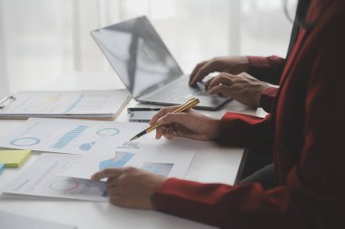 Hesap makinesi ve dizüstü bilgisayarı kullanarak ahşap masa, vergi, muhasebe, istatistik ve analitik araştırma konseptine matematik finansmanı sağlayan İş kadını kapat