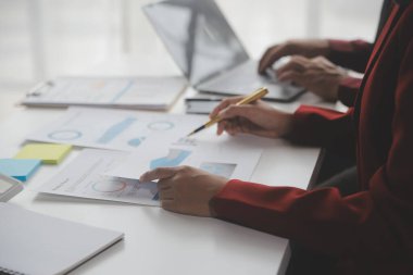 Hesap makinesi ve dizüstü bilgisayarı kullanarak ahşap masa, vergi, muhasebe, istatistik ve analitik araştırma konseptine matematik finansmanı sağlayan İş kadını kapat