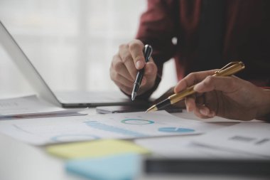 Hesap makinesi ve dizüstü bilgisayarı kullanarak ahşap masa, vergi, muhasebe, istatistik ve analitik araştırma konseptine matematik finansmanı sağlayan İş kadını kapat