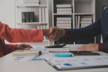 Hesap makinesi ve dizüstü bilgisayarı kullanarak ahşap masa, vergi, muhasebe, istatistik ve analitik araştırma konseptine matematik finansmanı sağlayan İş kadını kapat