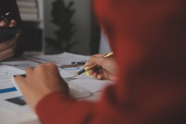 Hesap makinesi ve dizüstü bilgisayarı kullanarak ahşap masa, vergi, muhasebe, istatistik ve analitik araştırma konseptine matematik finansmanı sağlayan İş kadını kapat