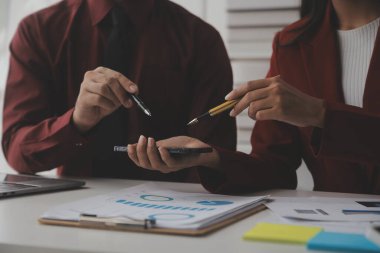 Hesap makinesi ve dizüstü bilgisayarı kullanarak ahşap masa, vergi, muhasebe, istatistik ve analitik araştırma konseptine matematik finansmanı sağlayan İş kadını kapat