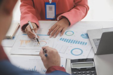 Hesap makinesi ve dizüstü bilgisayarı kullanarak ahşap masa, vergi, muhasebe, istatistik ve analitik araştırma konseptine matematik finansmanı sağlayan İş kadını kapat