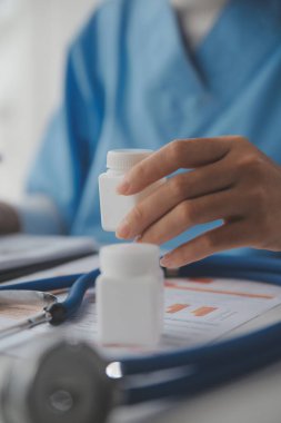 Masa oda ofis bilgisayarda çalışma Kliniği dizüstü kullanarak doktor stetoskop ve arka plan.