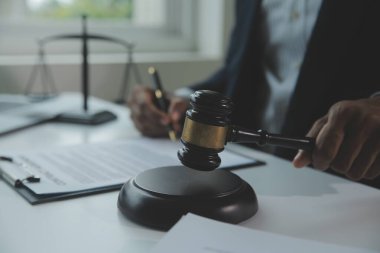 İşletme ve avukatlar ofiste yüksek rütbeli avukatlarla sözleşme belgelerini tartışıyorlar. Hukuk, hukuk hizmetleri, danışmanlık, adalet ve hukuk konsepti film tahıl etkisi ile resim