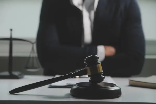 Επιχειρήσεις Και Δικηγόροι Συζητούν Για Συμβόλαια Μπρούτζινη Κλίμακα Στο Γραφείο — Φωτογραφία Αρχείου