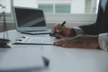 İşletme ve avukatlar ofiste yüksek rütbeli avukatlarla sözleşme belgelerini tartışıyorlar. Hukuk, hukuk hizmetleri, danışmanlık, adalet ve hukuk konsepti film tahıl etkisi ile resim
