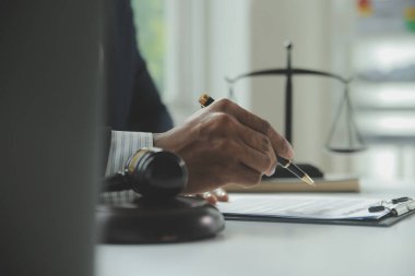 İşletme ve avukatlar ofiste yüksek rütbeli avukatlarla sözleşme belgelerini tartışıyorlar. Hukuk, hukuk hizmetleri, danışmanlık, adalet ve hukuk konsepti film tahıl etkisi ile resim