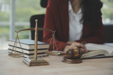 İşletme ve avukatlar ofiste yüksek rütbeli avukatlarla sözleşme belgelerini tartışıyorlar. Hukuk, hukuk hizmetleri, danışmanlık, adalet ve hukuk konsepti film tahıl etkisi ile resim