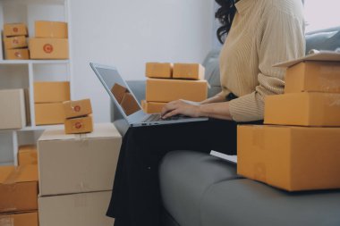 İş kadını küçük işletme girişimcisi KOBİ 'nin başarısını başlatır. Çevrimiçi Paket dağıtımı için evde çalışan serbest çalışan kadın. KOBİ ve ambalaj teslimat kavramı