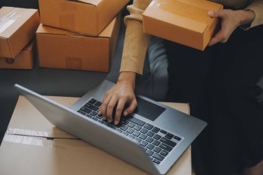 İş kadını küçük işletme girişimcisi KOBİ 'nin başarısını başlatır. Çevrimiçi Paket dağıtımı için evde çalışan serbest çalışan kadın. KOBİ ve ambalaj teslimat kavramı