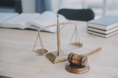 İşletme ve avukatlar ofiste yüksek rütbeli avukatlarla sözleşme belgelerini tartışıyorlar. Hukuk, hukuk hizmetleri, danışmanlık, adalet ve hukuk konsepti film tahıl etkisi ile resim
