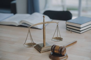 İşletme ve avukatlar ofiste yüksek rütbeli avukatlarla sözleşme belgelerini tartışıyorlar. Hukuk, hukuk hizmetleri, danışmanlık, adalet ve hukuk konsepti film tahıl etkisi ile resim