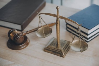 İşletme ve avukatlar ofiste yüksek rütbeli avukatlarla sözleşme belgelerini tartışıyorlar. Hukuk, hukuk hizmetleri, danışmanlık, adalet ve hukuk konsepti film tahıl etkisi ile resim
