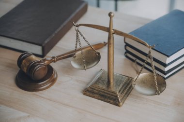 İşletme ve avukatlar ofiste yüksek rütbeli avukatlarla sözleşme belgelerini tartışıyorlar. Hukuk, hukuk hizmetleri, danışmanlık, adalet ve hukuk konsepti film tahıl etkisi ile resim
