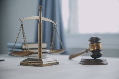 İşletme ve avukatlar ofiste yüksek rütbeli avukatlarla sözleşme belgelerini tartışıyorlar. Hukuk, hukuk hizmetleri, danışmanlık, adalet ve hukuk konsepti film tahıl etkisi ile resim