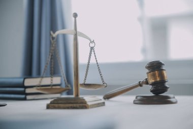 İşletme ve avukatlar ofiste yüksek rütbeli avukatlarla sözleşme belgelerini tartışıyorlar. Hukuk, hukuk hizmetleri, danışmanlık, adalet ve hukuk konsepti film tahıl etkisi ile resim
