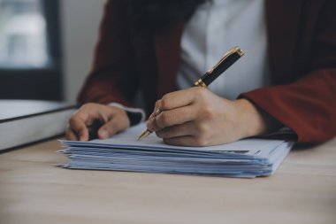 İşletme ve avukatlar ofiste yüksek rütbeli avukatlarla sözleşme belgelerini tartışıyorlar. Hukuk, hukuk hizmetleri, danışmanlık, adalet ve hukuk konsepti film tahıl etkisi ile resim