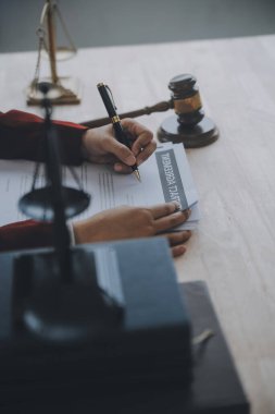 İşletme ve avukatlar ofiste yüksek rütbeli avukatlarla sözleşme belgelerini tartışıyorlar. Hukuk, hukuk hizmetleri, danışmanlık, adalet ve hukuk konsepti film tahıl etkisi ile resim