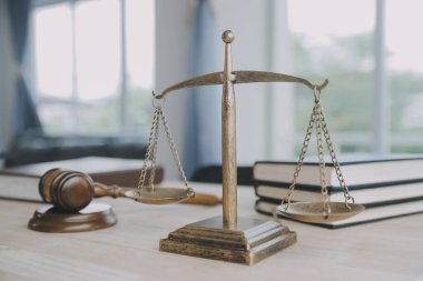 İşletme ve avukatlar ofiste yüksek rütbeli avukatlarla sözleşme belgelerini tartışıyorlar. Hukuk, hukuk hizmetleri, danışmanlık, adalet ve hukuk konsepti film tahıl etkisi ile resim