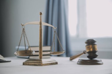 İşletme ve avukatlar ofiste yüksek rütbeli avukatlarla sözleşme belgelerini tartışıyorlar. Hukuk, hukuk hizmetleri, danışmanlık, adalet ve hukuk konsepti film tahıl etkisi ile resim