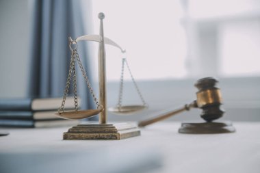 İşletme ve avukatlar ofiste yüksek rütbeli avukatlarla sözleşme belgelerini tartışıyorlar. Hukuk, hukuk hizmetleri, danışmanlık, adalet ve hukuk konsepti film tahıl etkisi ile resim