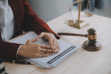 İşletme ve avukatlar ofiste yüksek rütbeli avukatlarla sözleşme belgelerini tartışıyorlar. Hukuk, hukuk hizmetleri, danışmanlık, adalet ve hukuk konsepti film tahıl etkisi ile resim