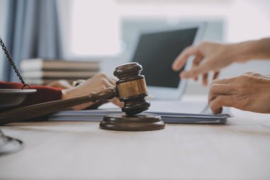 İşletme ve avukatlar ofiste yüksek rütbeli avukatlarla sözleşme belgelerini tartışıyorlar. Hukuk, hukuk hizmetleri, danışmanlık, adalet ve hukuk konsepti film tahıl etkisi ile resim