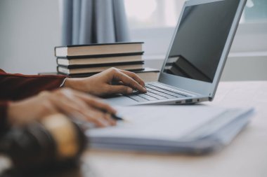 İşletme ve avukatlar ofiste yüksek rütbeli avukatlarla sözleşme belgelerini tartışıyorlar. Hukuk, hukuk hizmetleri, danışmanlık, adalet ve hukuk konsepti film tahıl etkisi ile resim