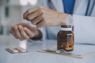 Doktor ve hasta klinikteki masada otururken sağlık muayenesini tartışıyorlar. Tıp konsepti.