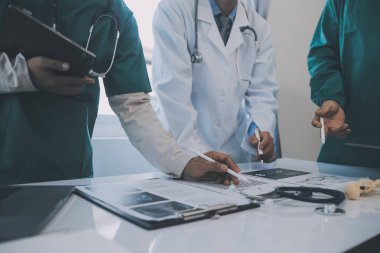 Çok ırklı bir tablet bilgisayarda arıyorum fuaye gruplandırılmış ayakta hasta tartışmak doktorlar takımının görünümü kapatın