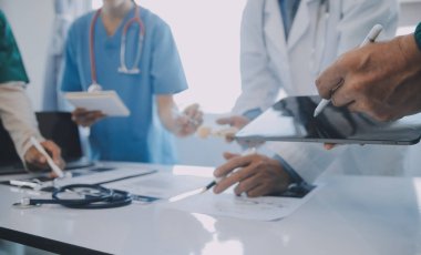 Çok ırklı bir tablet bilgisayarda arıyorum fuaye gruplandırılmış ayakta hasta tartışmak doktorlar takımının görünümü kapatın